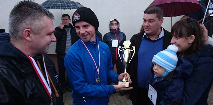 Zwycięzca biegu przekazał swój puchar dwuletniemu Szymonowi. Fot. KM PSP Włocławek