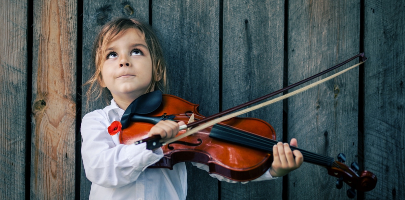 Nie brakuje chętnych dzieci do udziału w koncertach muzyki klasycznej. Fot. depositphotos