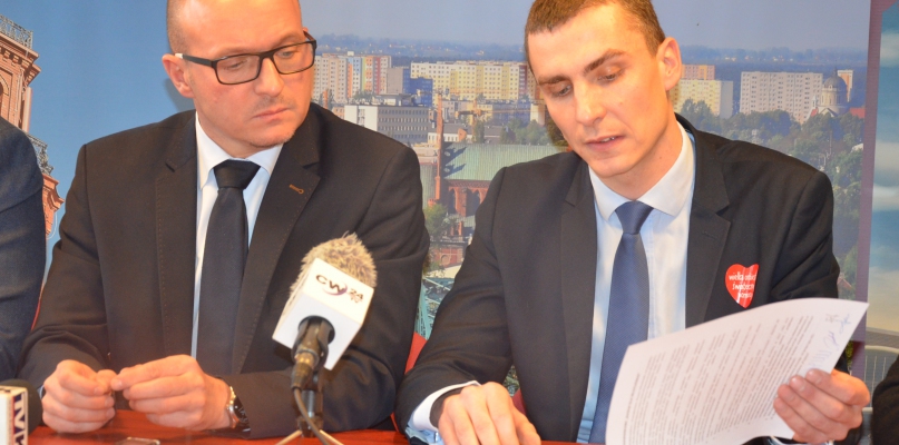 Porozumienie podpisali prezydent Marek Wojtkowski i szef SLD we Włocławku, Krzysztof Kukucki. Fot. DDWloclawek.pl
