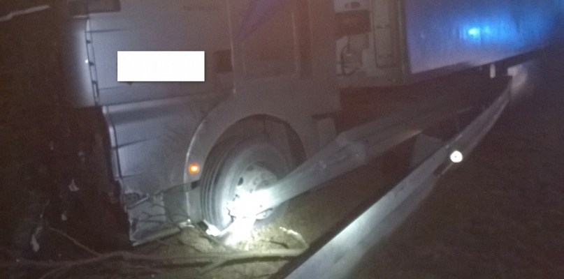 Pijany kierowca ciężarówki wjechał do rowu przy drodze krajowej. Fot. KPP Radziejów