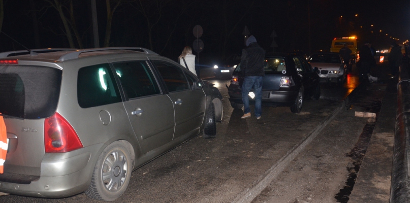 Około 17.45 na leśnym odcinku alei Jana Pawła II zderzyły się 3 samochody. Fot. DDWloclawek.pl