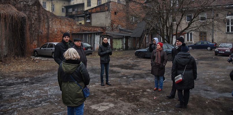 Część uczestników spaceru na jednym z podwórzy przy ul. Cyganka. fot. Łukasz Daniewski