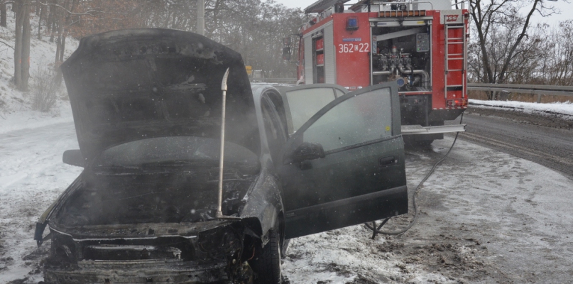 Jak wynika z informacji od strażaków, którzy gasili opla astrę, samochód zapalił się podczas jazdy. Fot. DDWloclawek.pl