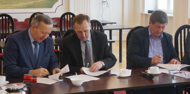 W ubiegłym tygodniu podpisano umowę z wykonawcą przebudowy ul. Dobrzyńskiej. Fot. Starostwo Powiatowe we Włocławku