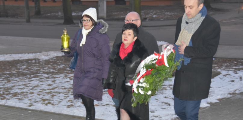 Kilkunastoosobowa grupa członków PiS złożyła wieńce pod pomnikiem w parku Łokietka. Fot. DDWloclawek.pl