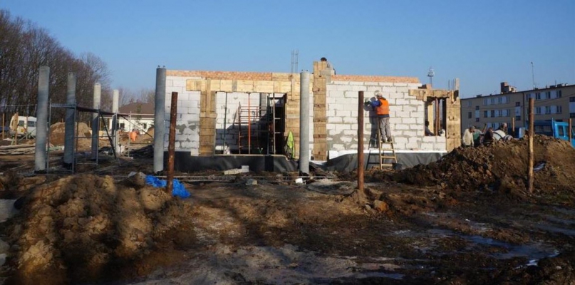 Robotnicy wrócili na budowę domów dla dzieci z Domu Dziecka w Lubieniu Kujawskim. Fot. Starostwo Powiatowe we Włocławku