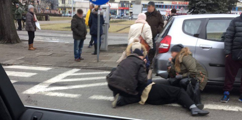 Volkswagen passat potrącił kobietę na pasach w pobliżu budynku ZUS, przy skrzyżowaniu ze Zduńską. Fot. nadesłane/Alert24
