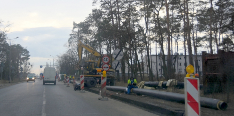 W ciągu tygodnia, najdalej dwóch, ekipa układająca ciepłociąg skończy prace na leśnym odcinku Jana Pawła II. Fot. DDWloclawek.pl