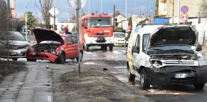 Na Południu w czwartek około godz. 14 zderzyły się trzy samochody - citroen berlingo, daewoo lanos i nissan tiida.  Fot. DDWloclawek.pl
