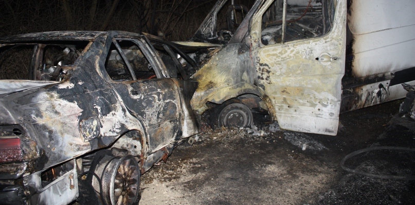 W płonącym aucie był uwięziony 23-letni kierowca. Fot. KMP Włocławek
