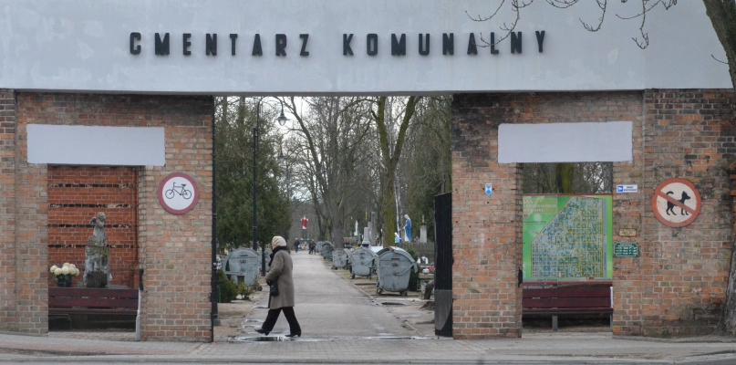 Regulamin cmentarza wprowadzony w 2013 roku zakazuje wyprowadzania na cmentarz zwierząt. Informują o tym znaki przy wejściu. Fot. DDWloclawek.pl