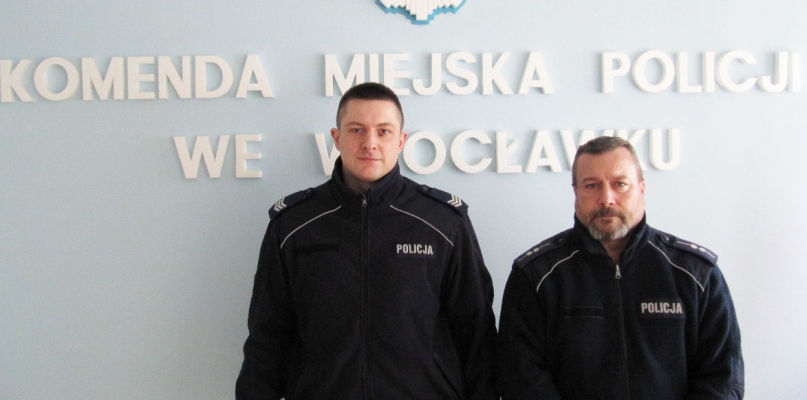 To ci dwaj policjanci pomogli kobiecie: sierż. sztab. Piotr Gontarek i mł. asp. Dariusz Wołczek. fot. KMP Włocławek
