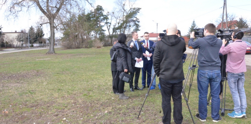 Koalicyjne SLD na zwołanej przy ul. Planty konferencji prasowej poinformowało o złożeniu do prezydenta miasta wniosku o utworzenie właśnie w tym miejscu na osiedlu Południe Parku Młodego Włocławka. Fot. DDWloclawek.pl