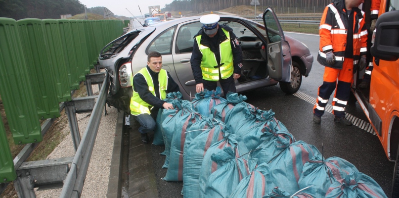 Policjanci znaleźli w samochodzie 400 kg krajanki tytoniowej. Fot. KPP Aleksandrów Kuj.