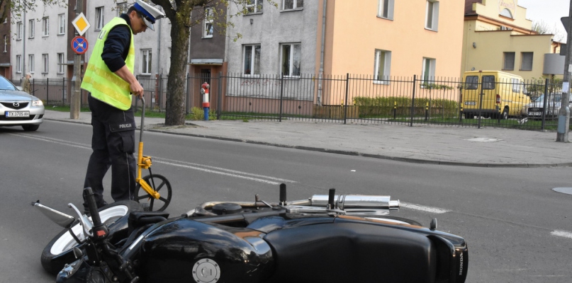 51-letni mężczyzna kierujący fiatem panda wyjeżdżając z ulicy Szpitalnej w Wyszyńskiego nie ustąpił pierwszeństwa 29-latce na motocyklu. Fot. DDWloclawek