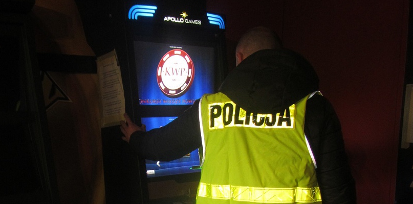 Policjanci zabezpieczyli sześć nielegalnych automatów do giet. Fot. KPP w Rypinie