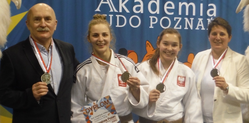 Od lewej: Roman Stawisiński, Angelika Szymańska, Wiktoria Tomczak, Aneta Szczepańska. Fot. MKS Olimpijczyk
