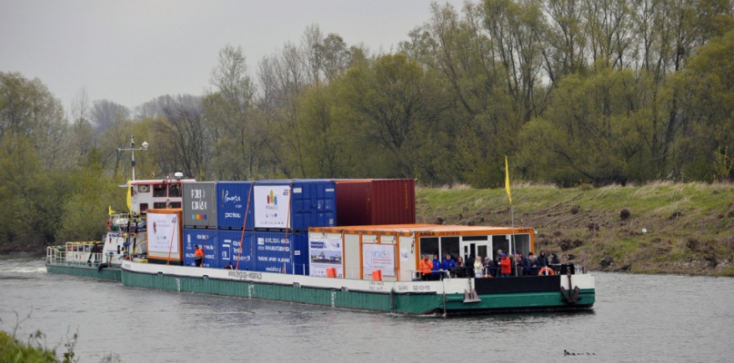  Barka odbywająca promocyjno-badawczy rejs kontenerowy z Gdańska do Warszawy 21 kwietnia dotarła do Brdyujścia. Fot. K. Nowacki/bydgoszcz24.pl