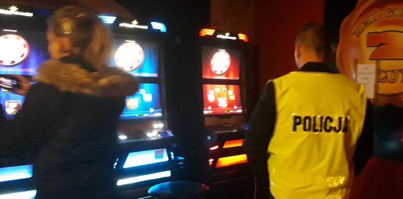 Rypińscy policjanci zabezpieczyli kolejne nielegalne automaty do gier. Fot. KPP Rypin