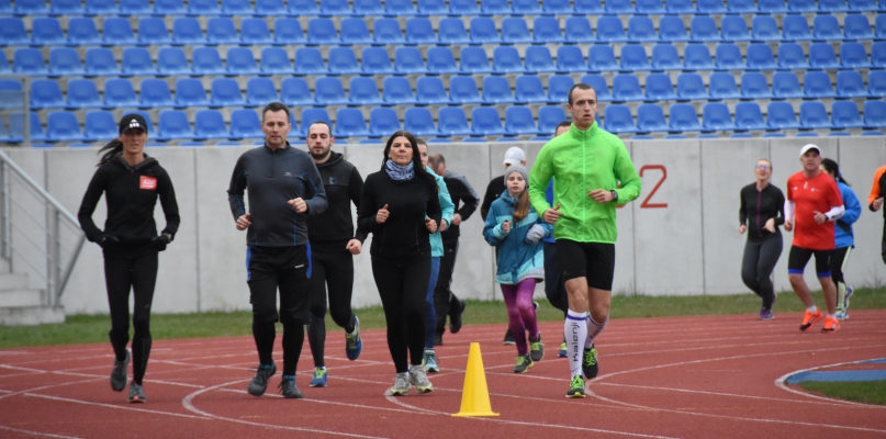 Biegaczka Katarzyna Kowalska przeprowadziła trening inaugurujący sezon biegowy na stadionie. Fot. Natalia Seklecka