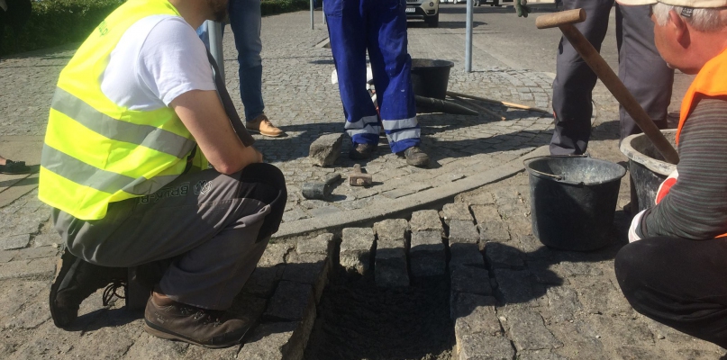 Test już przeprowadzono na uszkodzonym fragmencie jezdni przy skrzyżowaniu ulic Miedzianej i Szczęśliwej. Fot. MZUKiD. 