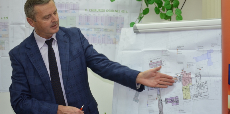 Marek Bruzdowicz pokazuje plany rozbudowy WSS. Fot. DDWloclawek.pl