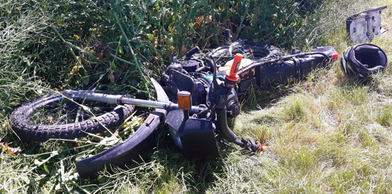 Motocyklista uciekał przed policją i stracił panowanie nad maszyną. Fot. KPP Lipno