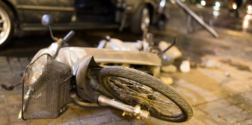 34-letni motocyklista wjechał w goniący go radiowóz. Fot. depositphotos