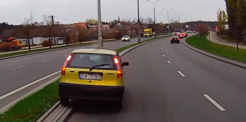 Niebezpieczne nagranie kierowcy fiata nagrano na ul. Kruszyńskiej