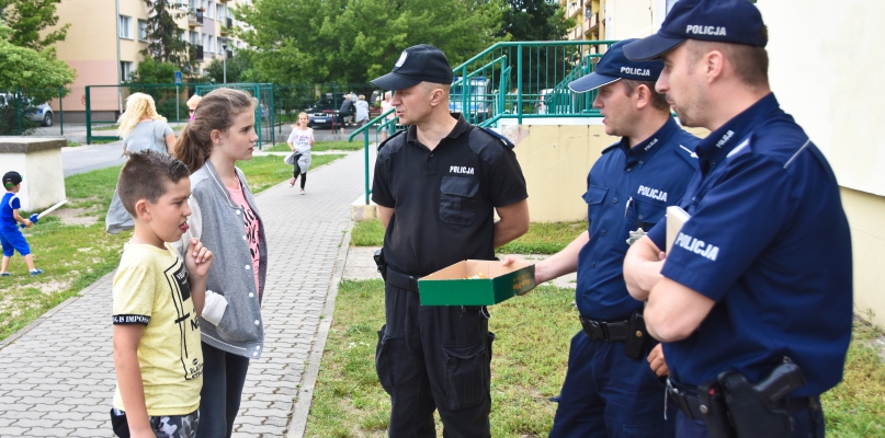 W poniedziałek policjanci zorganizowali spotkanie przy SP 2 na os. Kazimierza Wielkiego. fot. Łukasz Daniewski