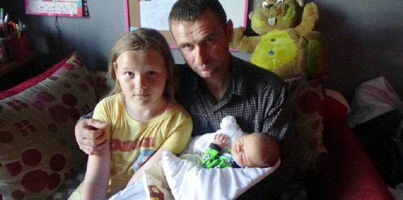 Mąż kobiety, Arkadiusz Przybyłowski został sam z dwójką dzieci - maleńkim Alankiem i jego 11-letnią siostrą Oliwią. fot. pooczach.pl