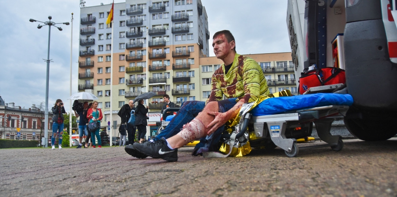 Głównym elementem happeningu była zainscenizowana sytuacja z udziałem poszkodowanego w wypadku rowerzysty. fot. Łukasz Daniewski