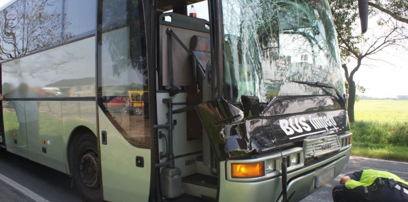 Jak ustalili funkcjonariusze, 50-latek kierujący autobusem nie zachował należytego odstępu od poprzedzającego go pojazdu ciężarowego i nie zdążywszy wyhamować uderzył w jego tył. Fot. KPP Lipno