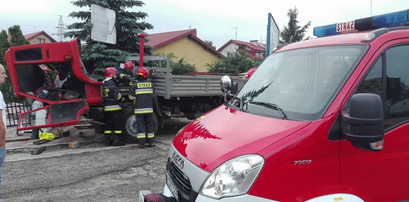 Ciężarówka uderzyła w ogrodzenie posesji przy Kruszyńskiej 57. Fot. Ł. Daniewski
