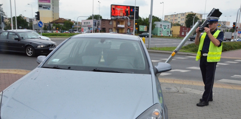 Kierowca opla stracił panowanie nad pojazdem i  uderzył w sygnalizator kompletnie go niszcząc. Fot. DDWloclawek.pl