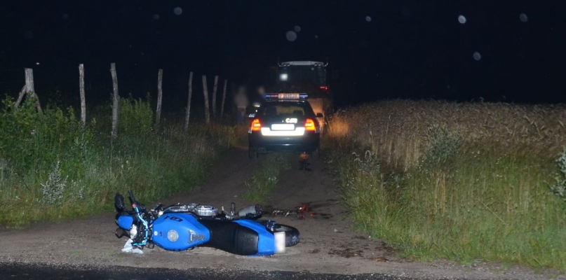 Policjanci na skrzyżowaniu drogi twardej z gruntową zastali ciągnik rolniczy oraz leżący przy nim motocykl. Fot. KPP Lipno