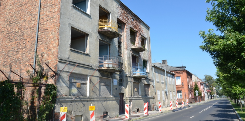 Jeden z wyburzanych budynków to pochodząca z 1938 roku dwupiętrowa kamienica, drugi to przylegająca do niej jednopiętrowa oficyna. Zdjęcie zrobiono 19 lipca. Fot. DDWkickawek.pl