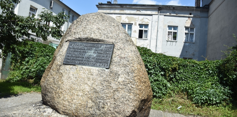 W przeszłości pomnik wielokrotnie oblewany był czerwoną farbą. Na zdjęciu widok z lipca 2017 r. fot. Łukasz Daniewski