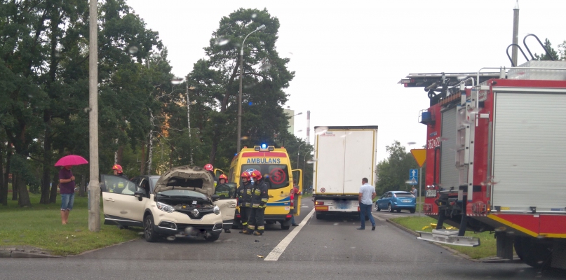 Na skrzyżowaniu ul. Zielnej z al. Kazimierza Wielkiego doszło do zderzenia dwóch aut. Fot. nadesłane