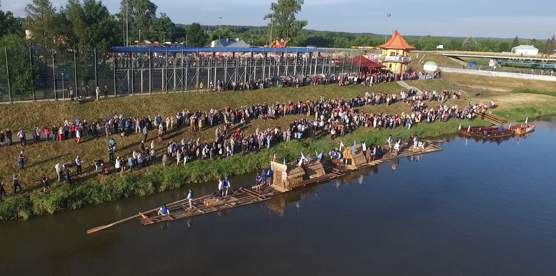 Jedną z atrakcji Festiwalu Wisły będzie przypłynięcie flisaków z Ulanowa na 70-metrowej tratwie. Fot. nizanskie.info