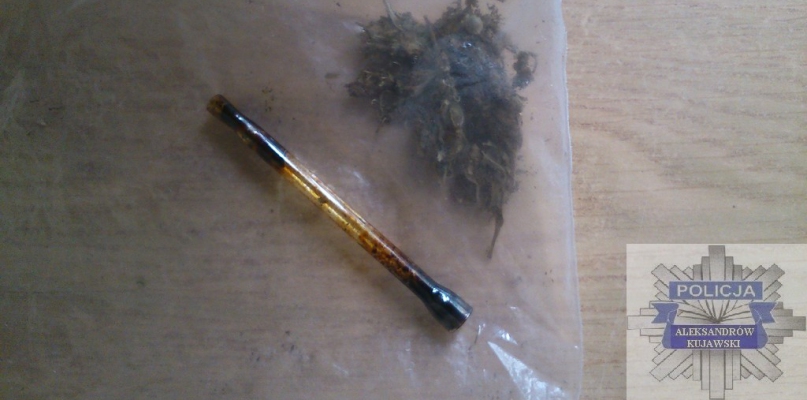 Młodzi mężczyźni palili marihuanę podczas jazdy samochodem. Fot. KPP Aleksandrów Kuj.