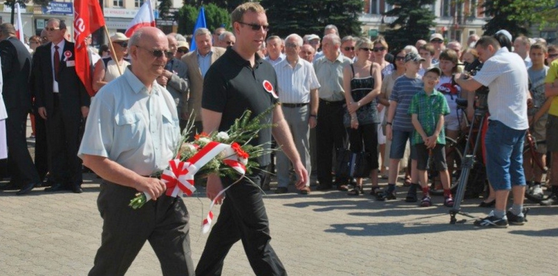 Jarosław Pułanecki (z prawej) podczas uroczystości z okazji 1 maja w 2012 roku. Fot. DDWloclawek.pl
