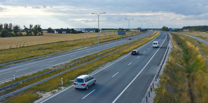 Obiekt powstaje w ciągu nieistniejącej już gminnej drogi Janowice-Zosin, która przed laty została przegrodzona autostradą A1.  Fot. Łukasz Daniewski