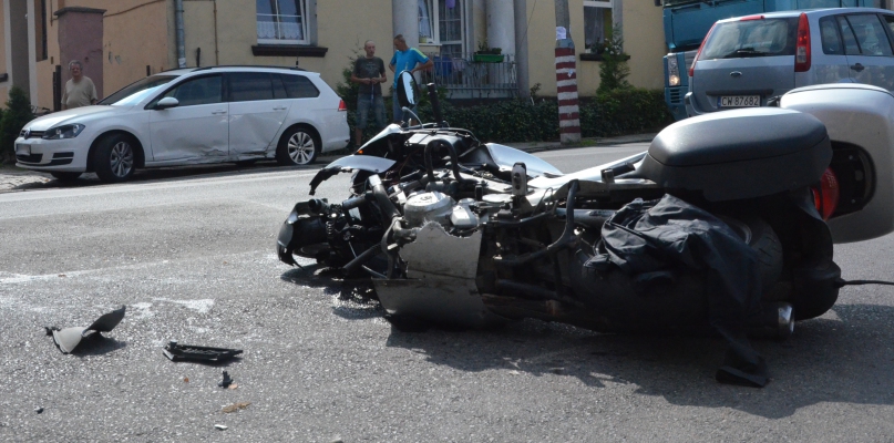 Auto osobowe uderzyło w motocyklistę. Fot. Natalia Seklecka