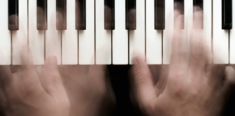 Nauka w Diecezjalnym Centrum Organistowskim (DCO) to propozycja nie tylko dla osób, które chcą pogłębić już posiadane umiejętności gry na fortepianie lub organach. Fot. depositphotos.com