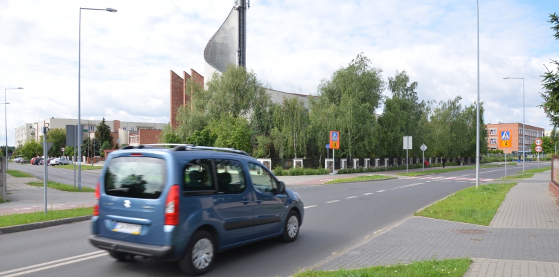 Jak już pisaliśmy w lipcu na DDWloclawek.pl, sygnalizacja świetlna zostanie tu zamontowana, bo kierowcy wyjeżdżający z Robotniczej na Kapitulną mają problem z widocznością. fot. Grażyna Sobczak