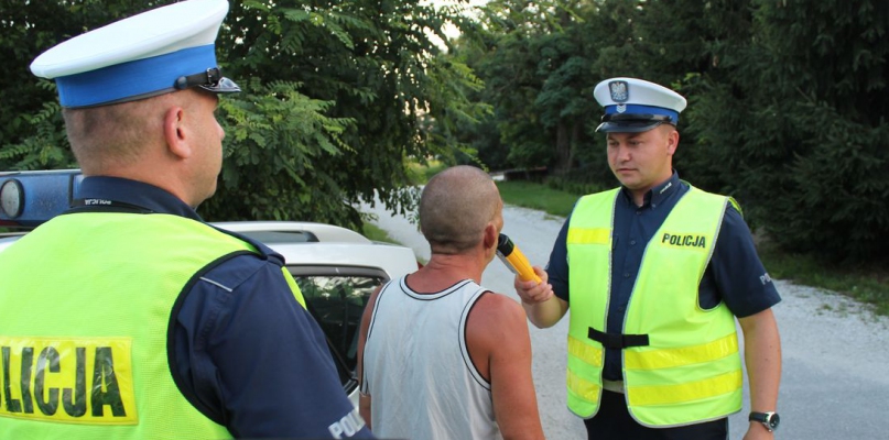 Pijany kierowca próbował wręczyć policjantom łapówkę. Fot. KPP Lipno