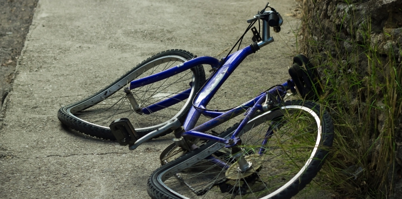 64-letni rowerzysta upadł z roweru na asfalt i doznał urazu głowy. Został odwieziony do szpitala.  Zdjęcie ilustracyjne. Fot. depositphotos.com