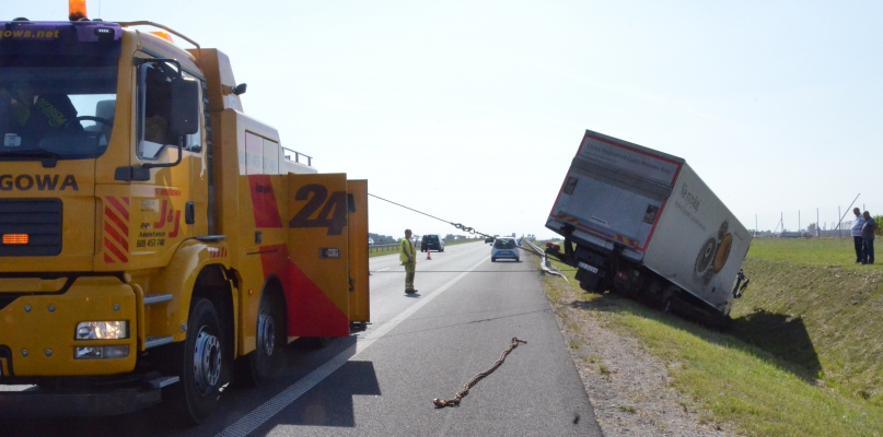 Kierowca ciężarówki jadąc autostradą A1 w kierunku Łodzi nagle opuścił pas drogi, ściął kilka metrów barierek i przejechał kilkadziesiąt metrów rowem. Fot. Daniel Wiśniewski