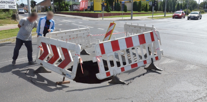 Tak dziura wyglądała we wtorek, ok. godz. 13. Później znacznie się powiększyła i skrzyżowanie zostało zamknięte. Fot. Daniel Wiśniewski